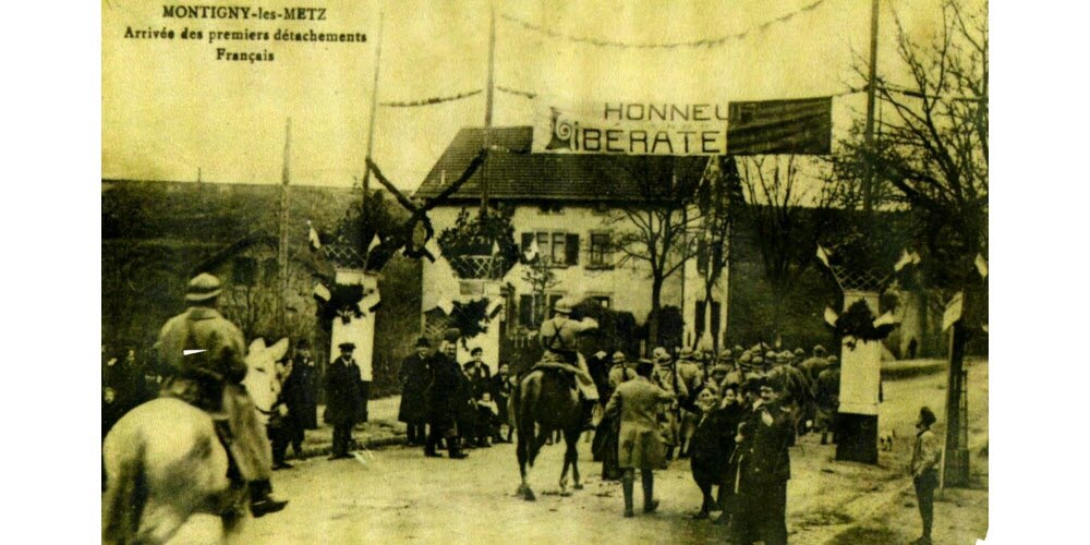 Ce 100 e numéro accorde une large place à une iconographie rare, à travers une série de photographies patiemment collectées illustrant la vie à Montigny entre 1918 et 1939.